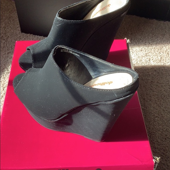 Shoe’s - Picture 2 of 6